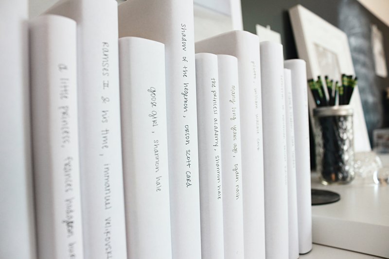 libros blancos de estilo minimalista