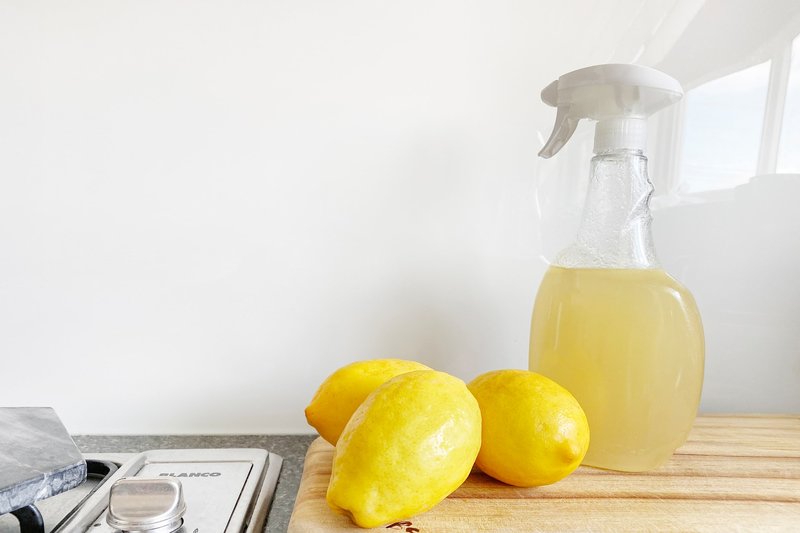 Limpiador de hogar natural de limón