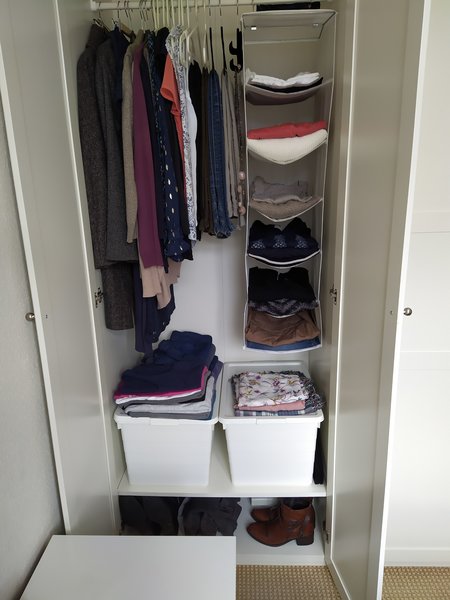 armario con poco espacio para organizar la ropa