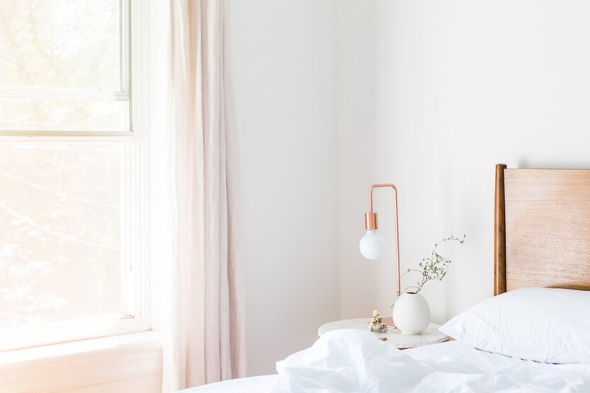 Dormitorio minimalista y luminoso por vivir con menos