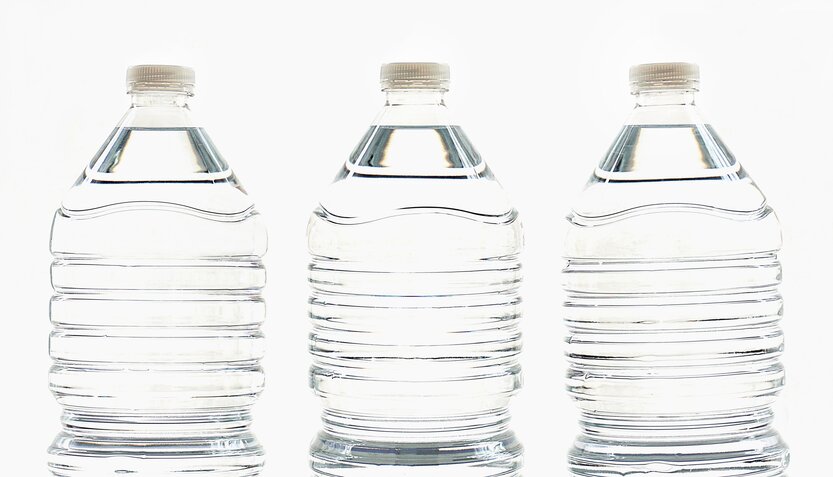 botellas de agua para prepararse para imprevistos